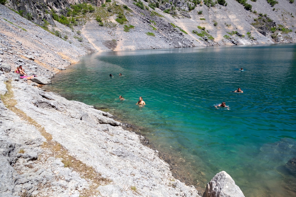 kupanje u modrom jezeru