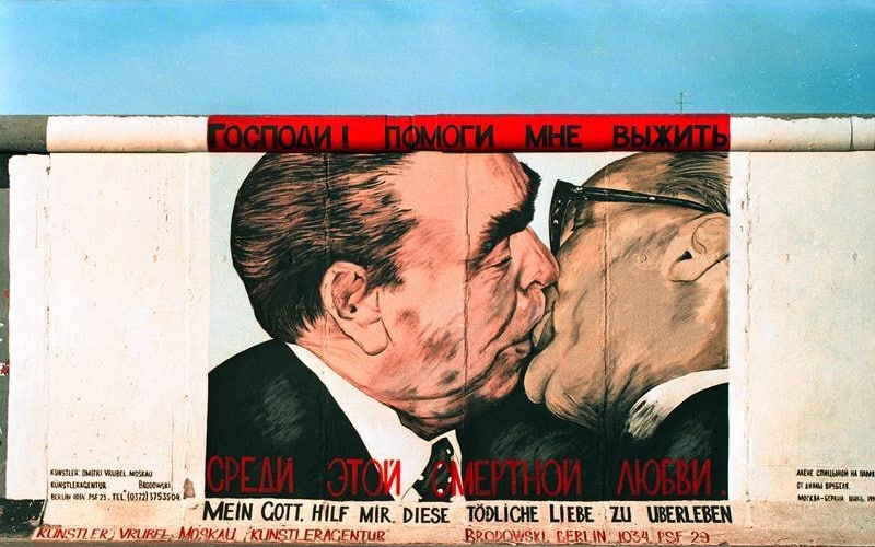 grafit u Berlinu koji prikazuje poljubac lidera Istočne Njemačke i Sovjetskog Saveza