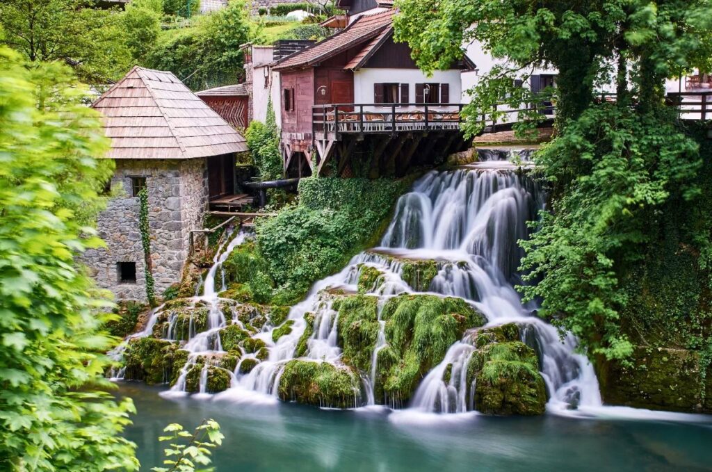 Rastoke vodopadi i stare mlinice, predivna prirodna atrakcija za izlete oko Zagreba.