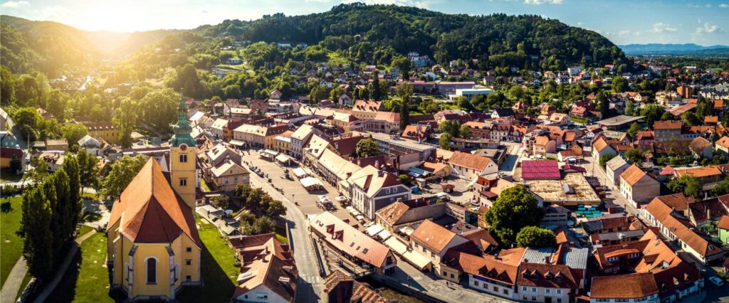 Pogled na grad Samobor, savršena destinacija za jednodnevne izlete oko Zagreba.