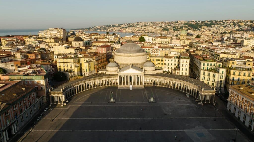 piazza del plebiscito, napulj, italija