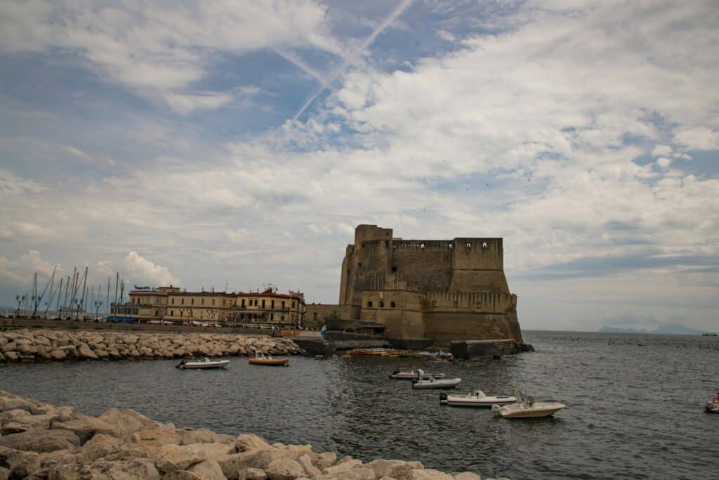 castel dell'ovo, napulj, italija